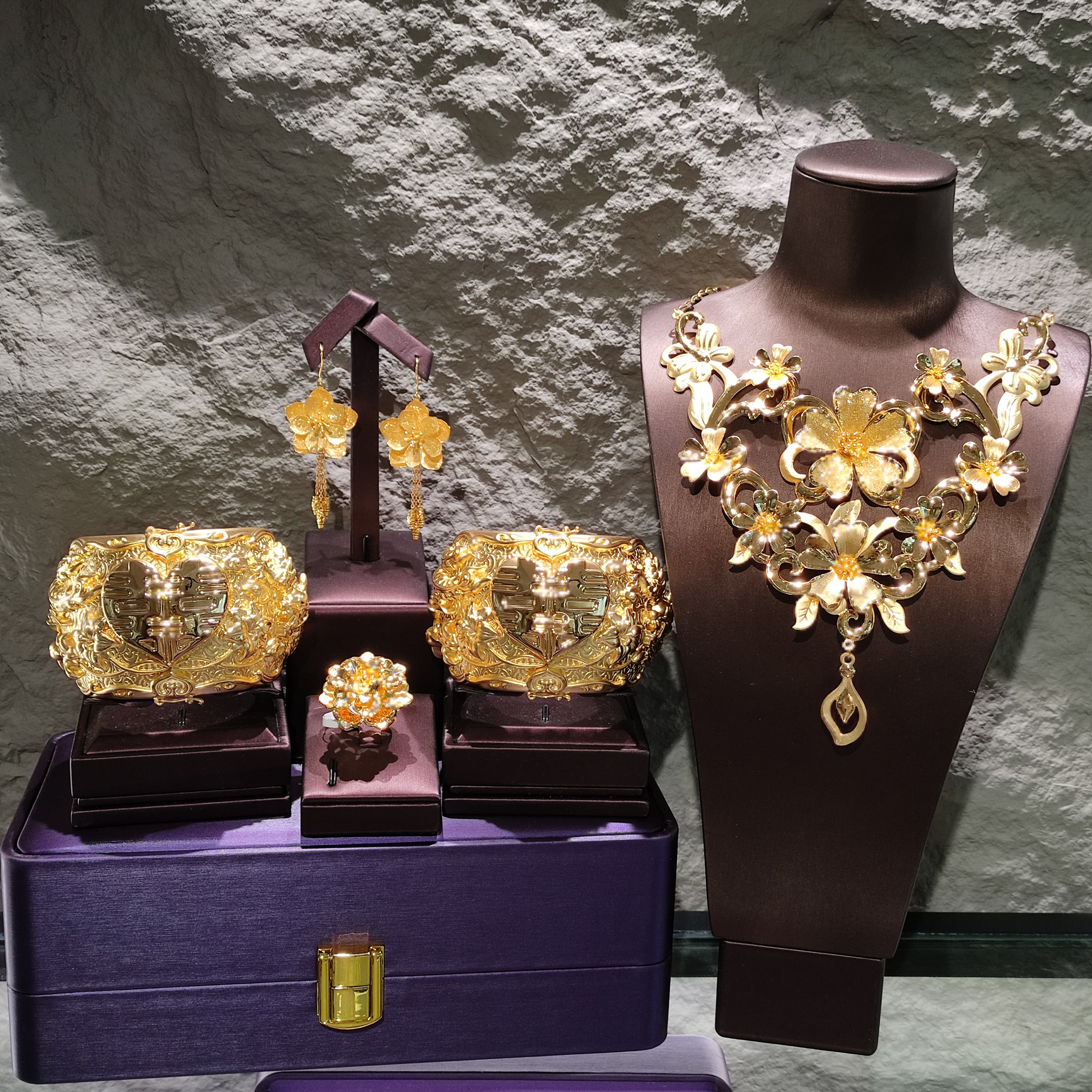 尖沙咀樓上金舖千金出售之足金首飾,金價更抵,首推千金。